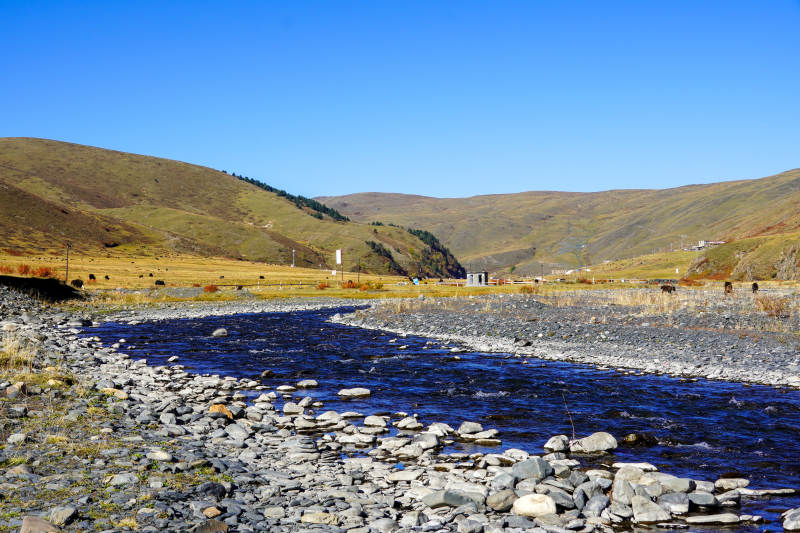 山间溪流风光-摄影图