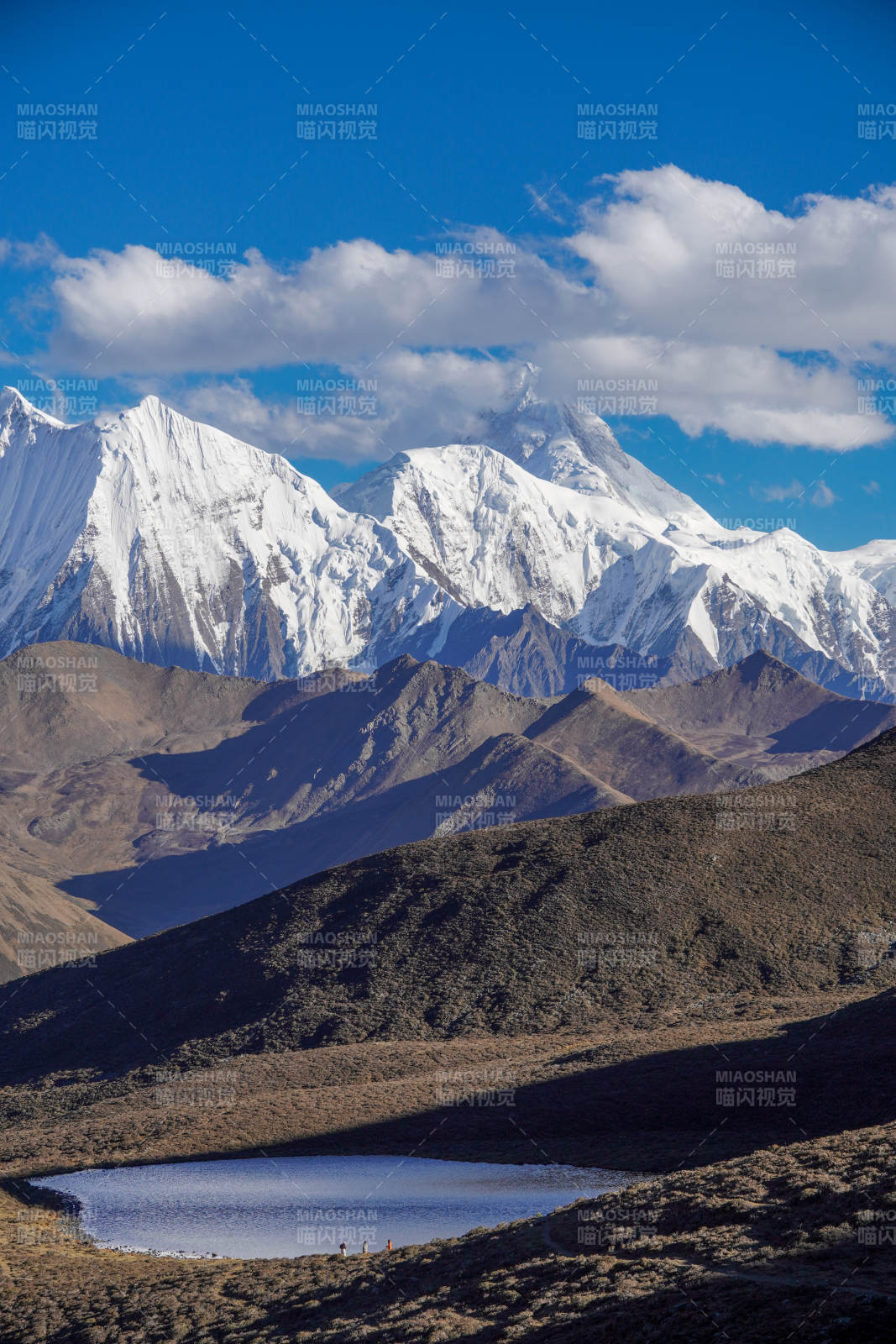 雪山下的湖泊-摄影图