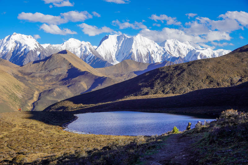雪山映湖景-摄影图