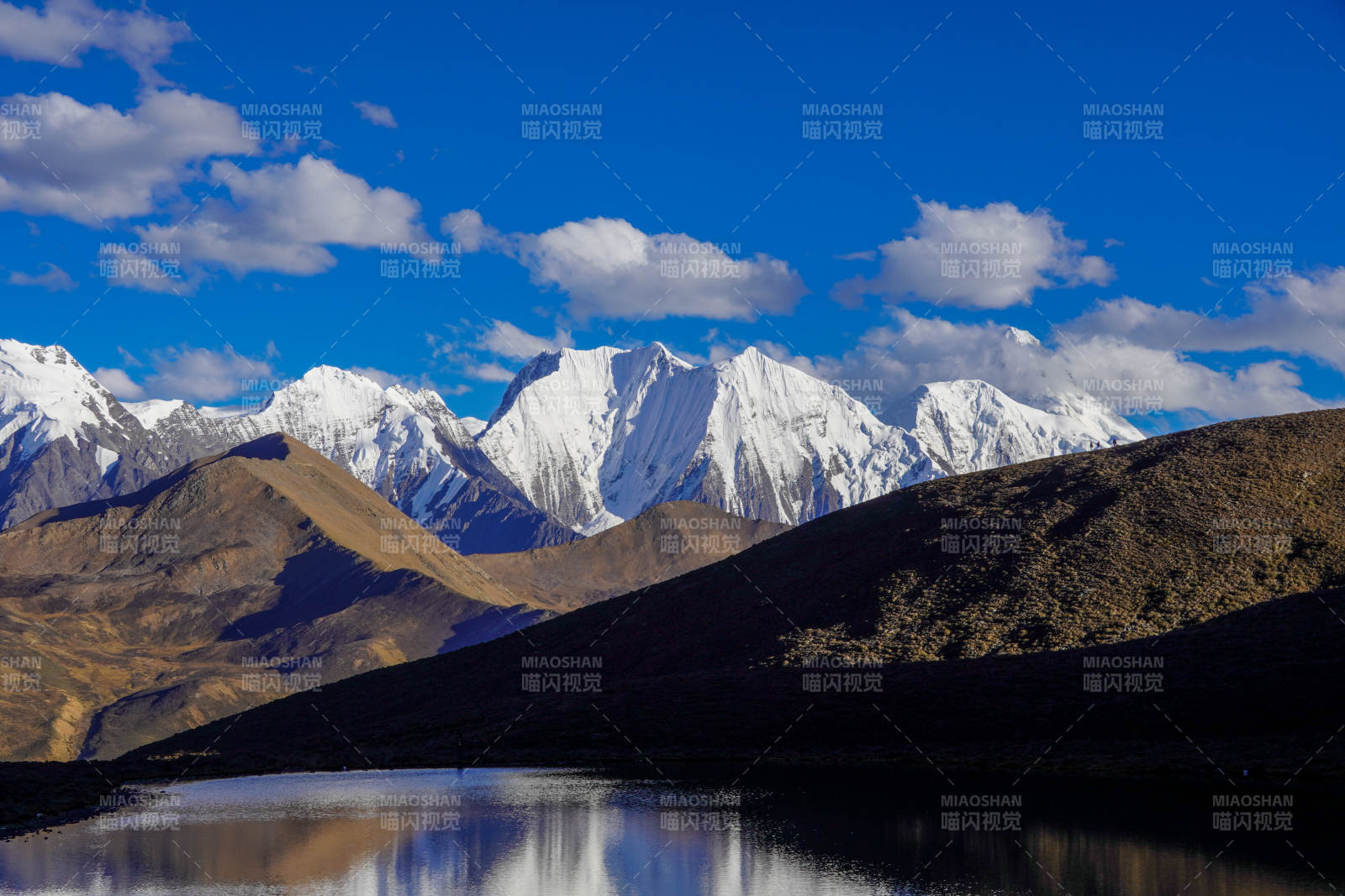 雪山湖泊-攝影圖