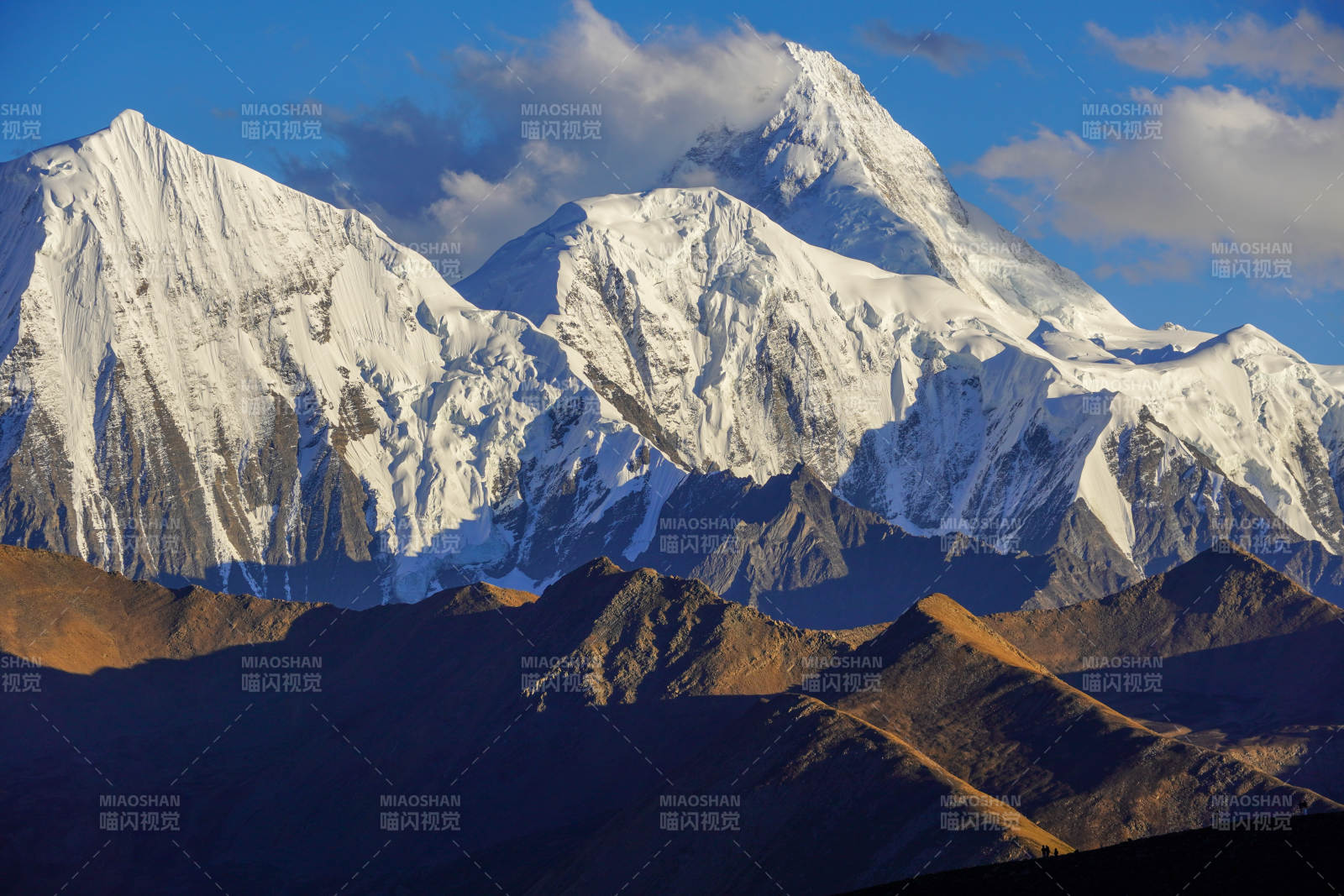 贡嘎雪山-摄影图