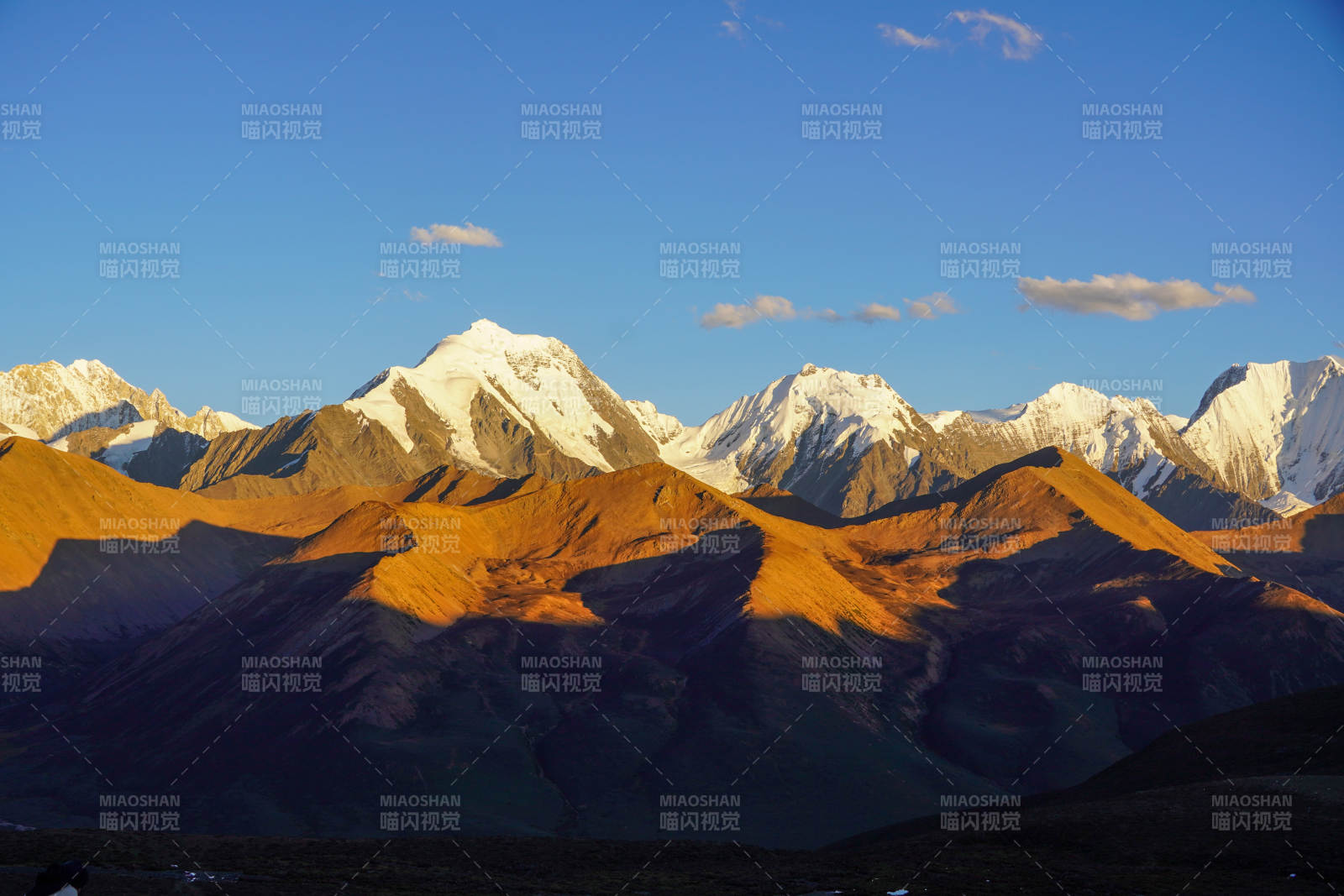 日落下的雪山群山-攝影圖