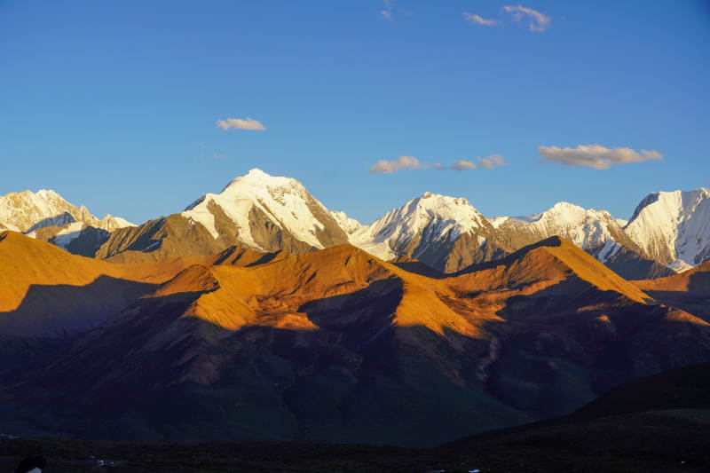 雪山映照晨光-摄影图