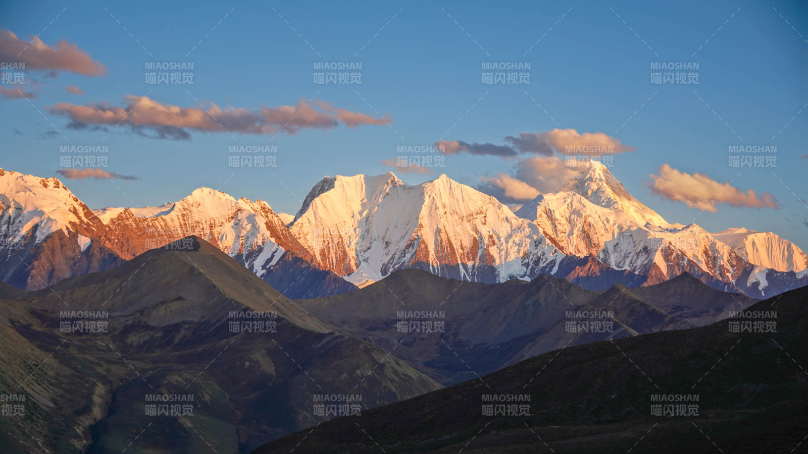日照贡嘎雪山金山-摄影图
