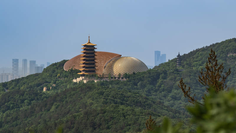 山巅古塔与现代建筑-摄影图