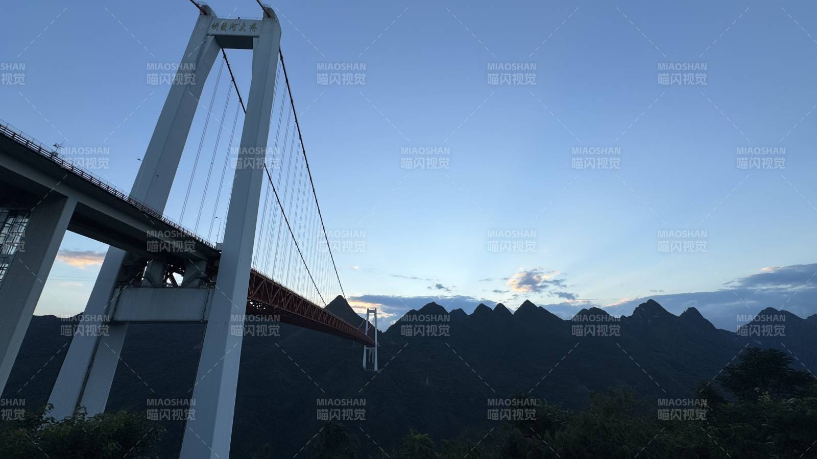 大橋與群山剪影-攝影圖