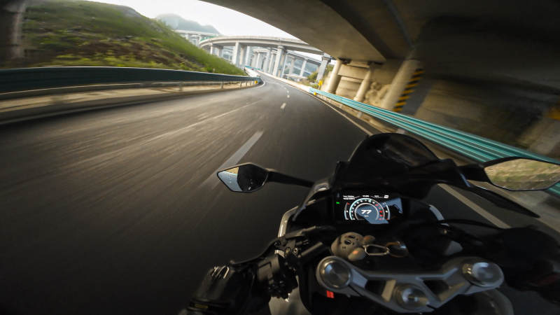 疾馳的摩托車-攝影圖