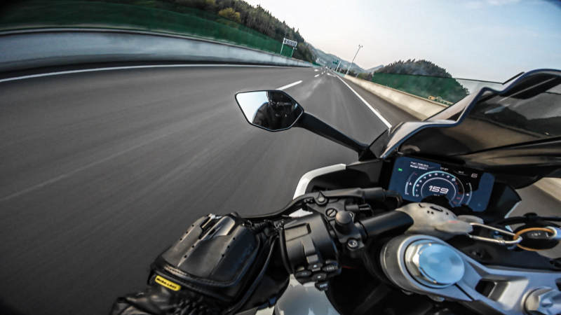 疾馳在公路上-攝影圖