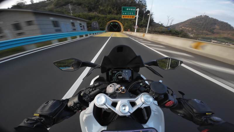 疾馳向隧道-攝影圖