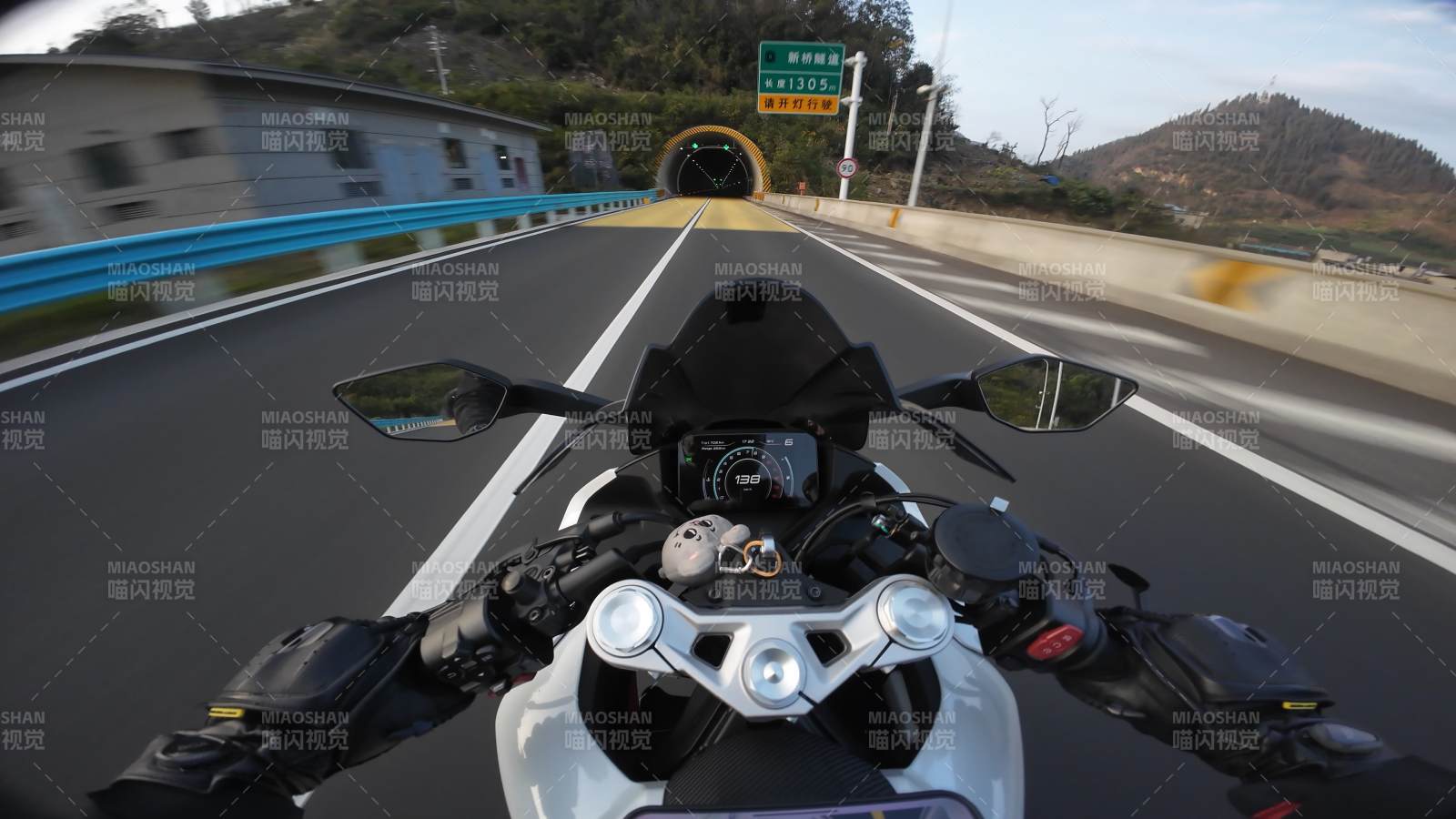 疾馳向隧道-攝影圖