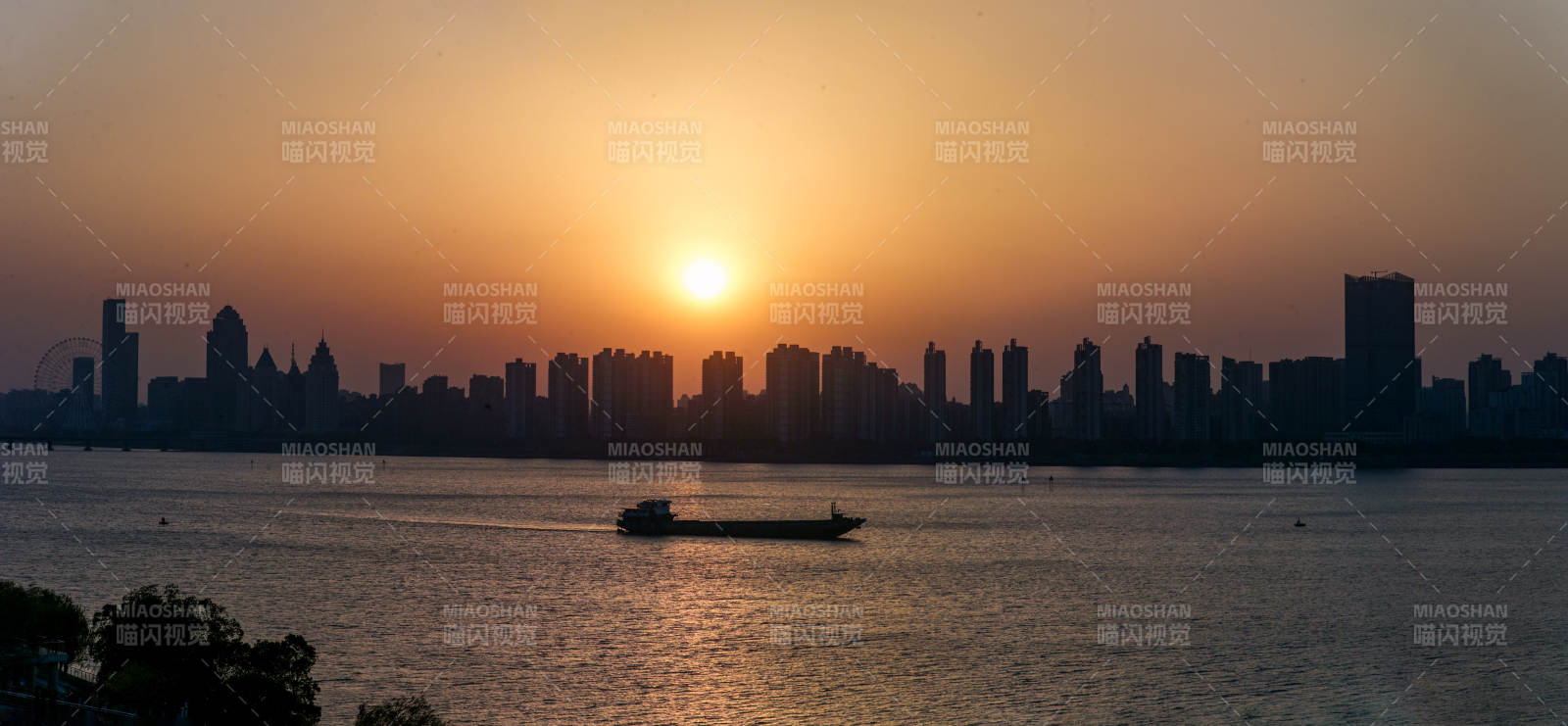 夕陽下的城市剪影-攝影圖