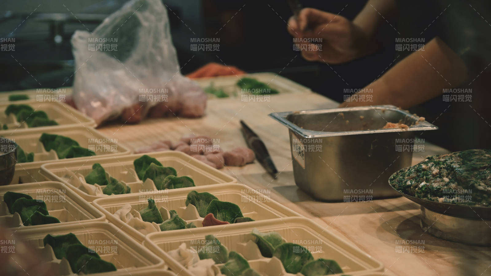 食材准备中-摄影图