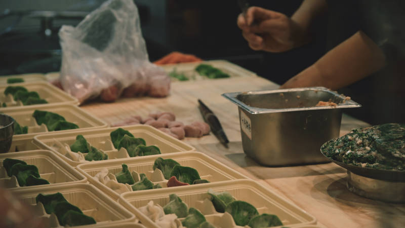 食材准备中-摄影图