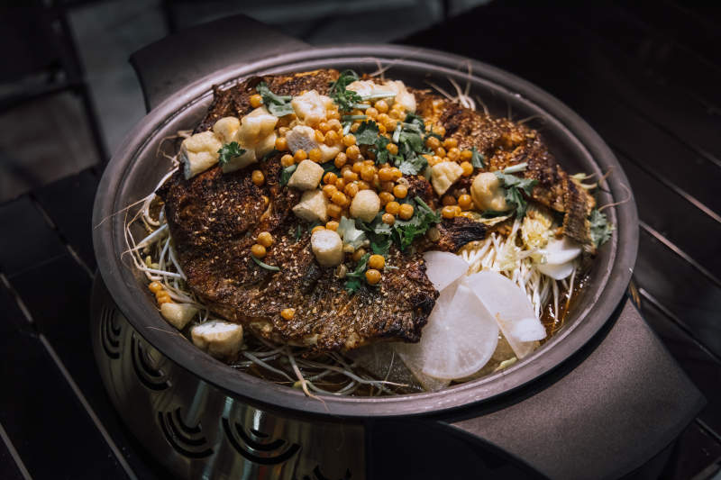 烤肉配豆類與香草-攝影圖