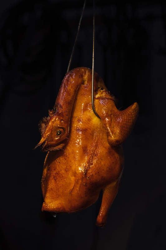 懸掛的烤雞-攝影圖