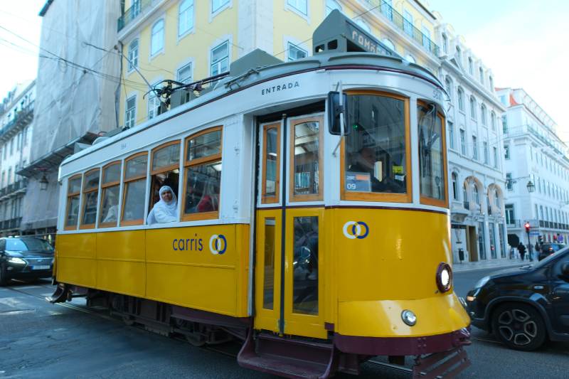 黃色電車穿行街頭-攝影圖