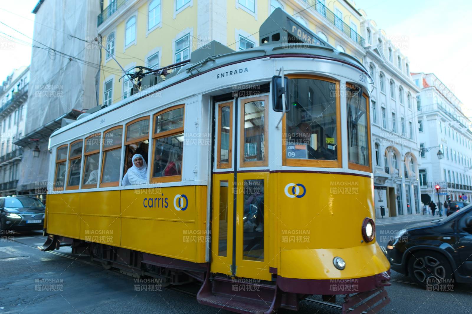 黃色電車穿行街頭-攝影圖