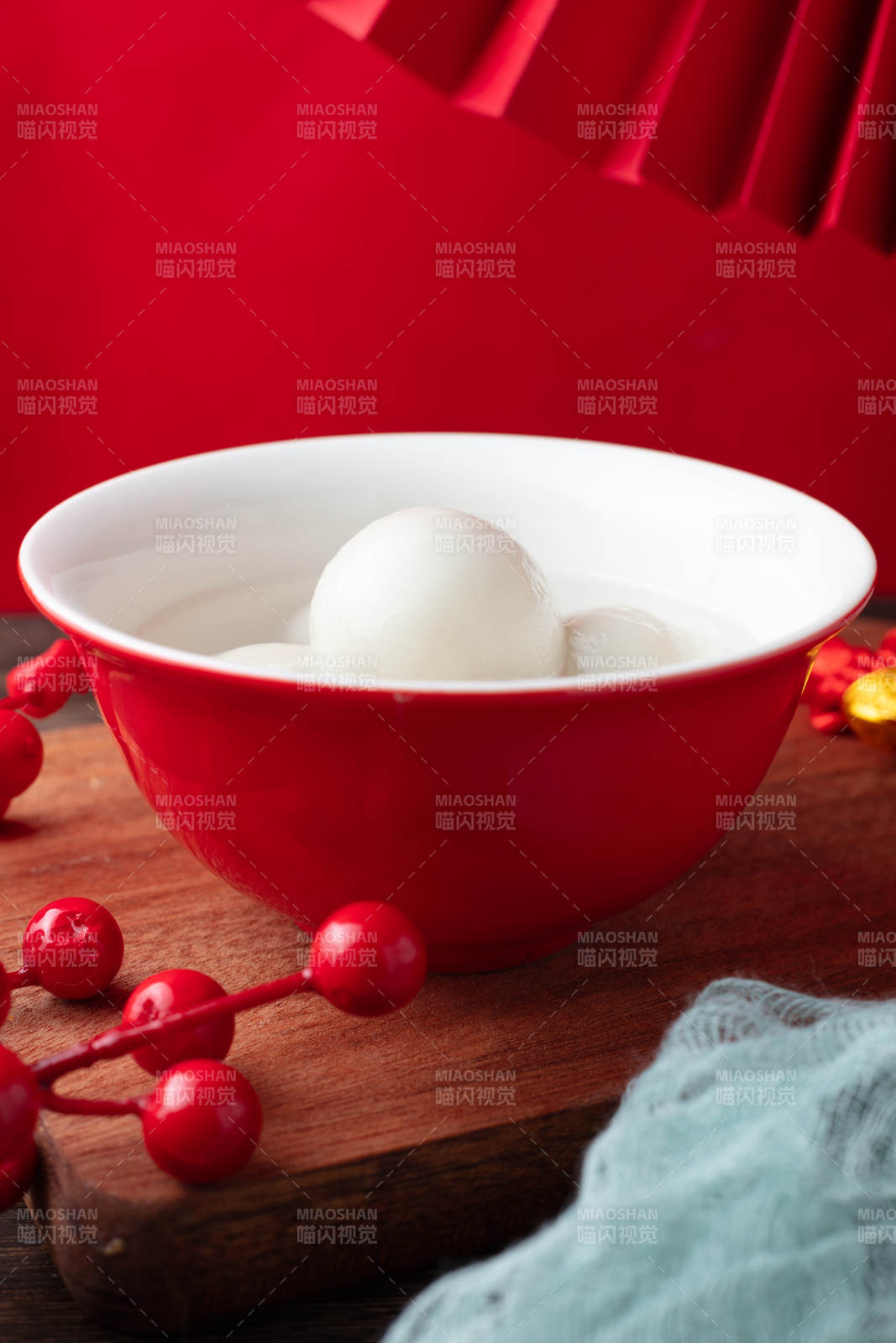 木托盘红碗汤圆-摄影图