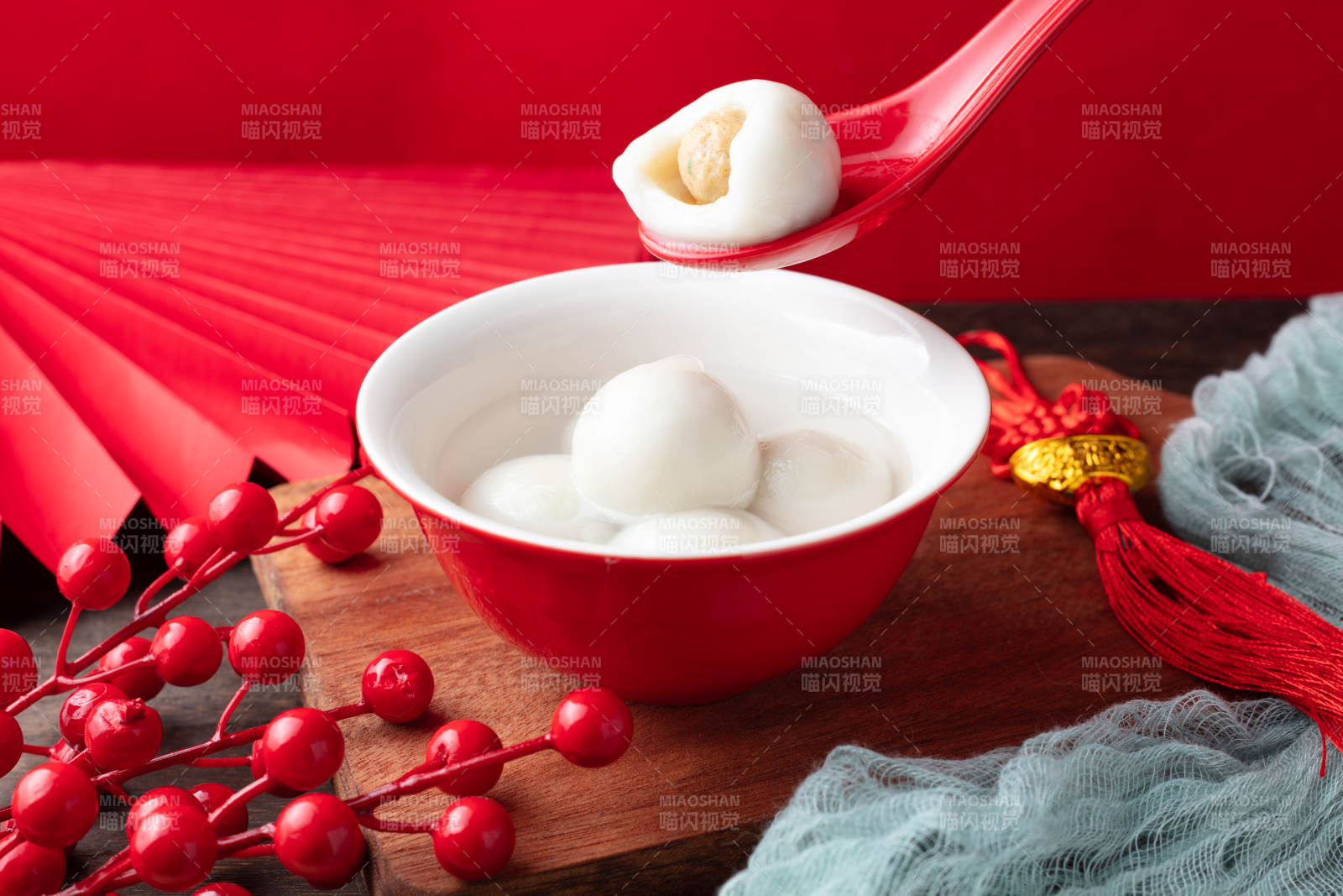 木托盤紅碗湯圓-攝影圖