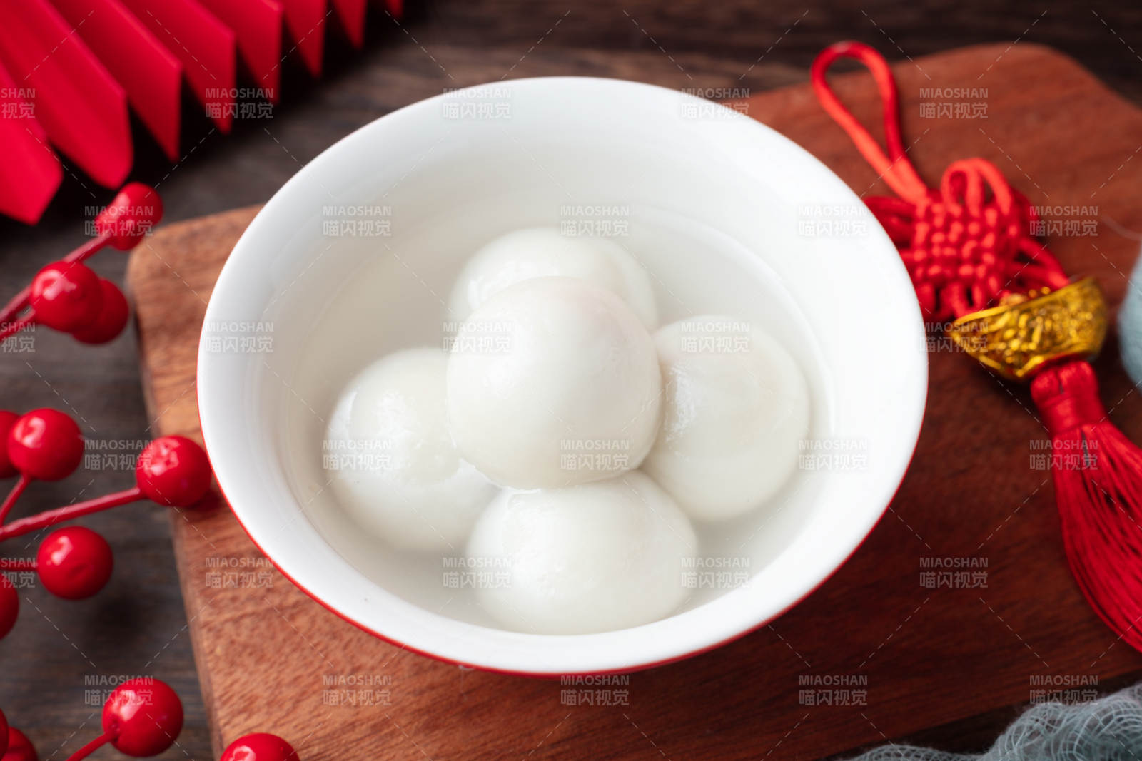 木托盤紅碗湯圓-攝影圖