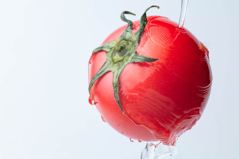 水滴中的紅番茄-攝影圖