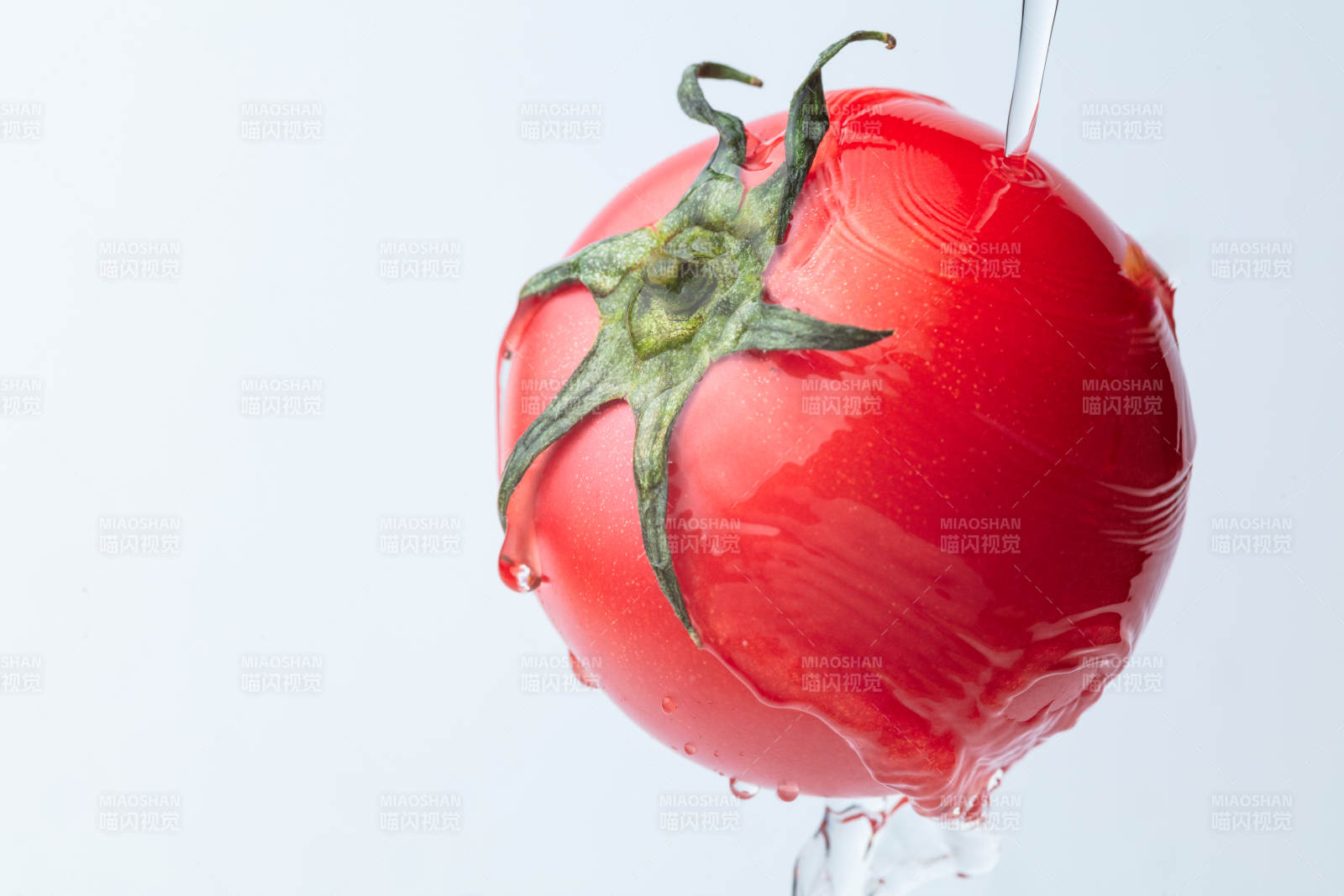 水滴中的紅番茄-攝影圖