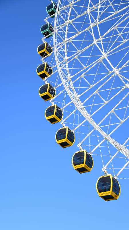 摩天輪藍天映襯-攝影圖
