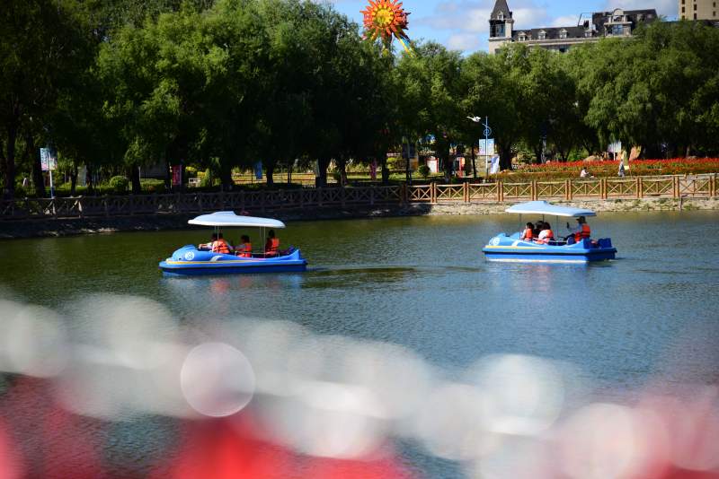 湖上劃船樂融融-攝影圖