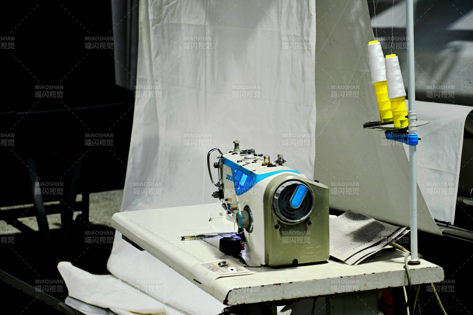 縫紉機工作場景-攝影圖