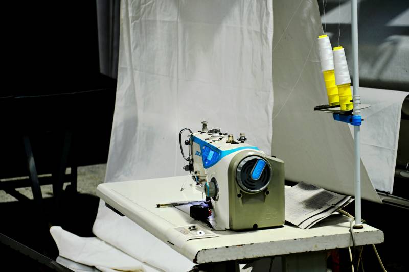 縫紉機工作場景-攝影圖