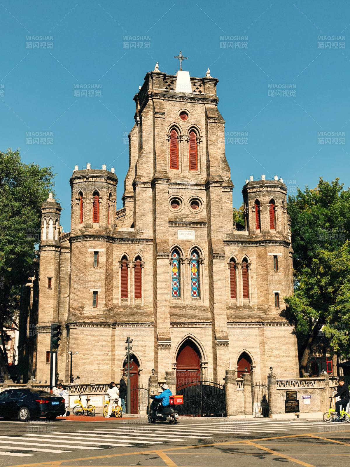 教堂前的街景-攝影圖