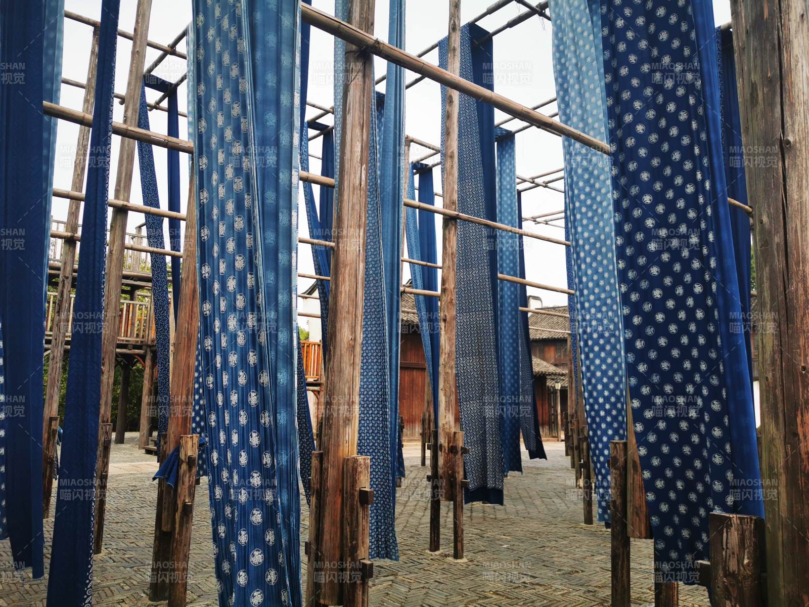 蓝染布匹风干中-摄影图