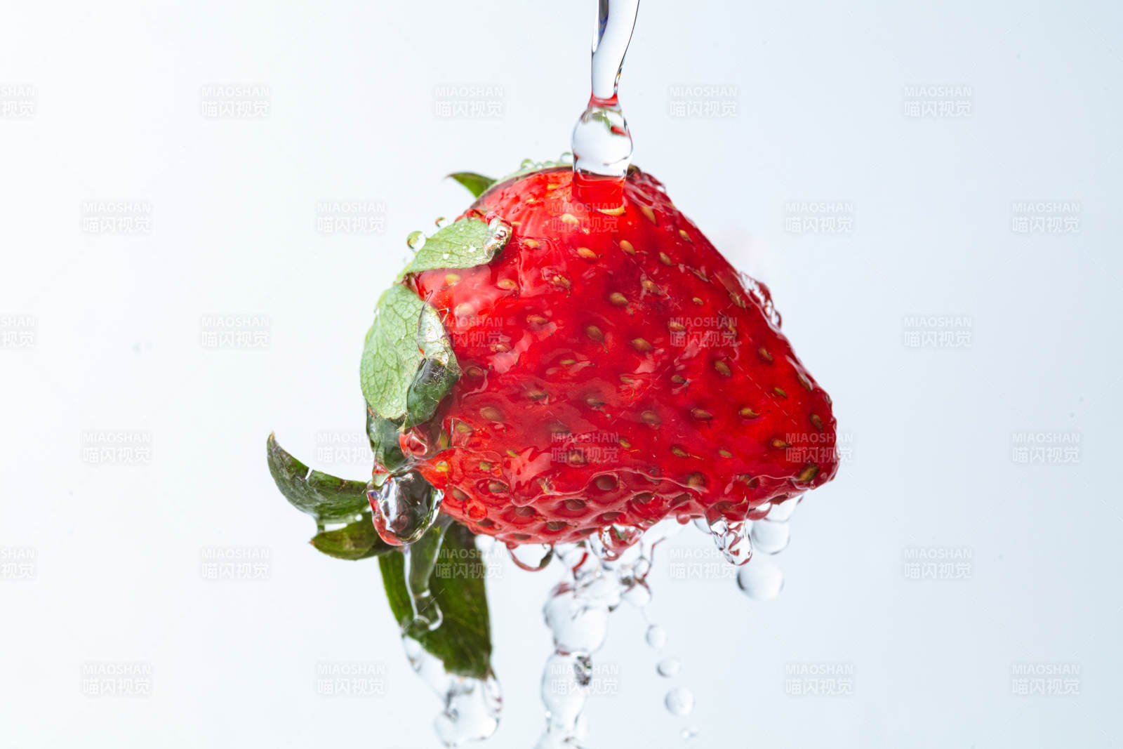 水滴草莓-攝影圖