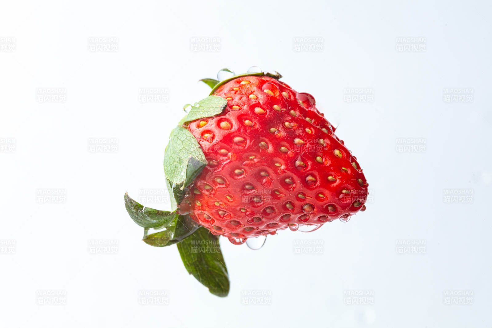 水珠草莓特寫-攝影圖