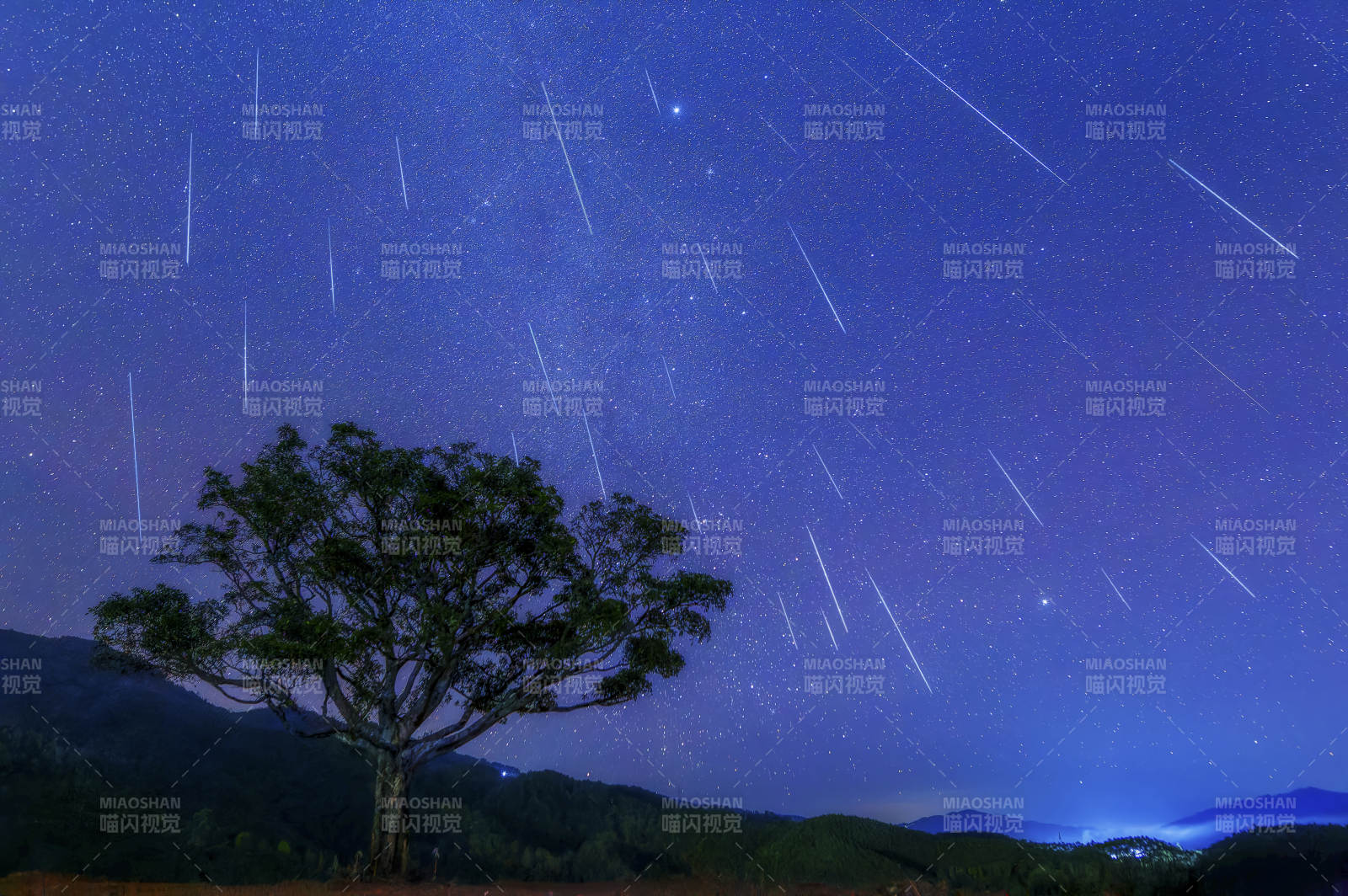 流星雨夜景-攝影圖