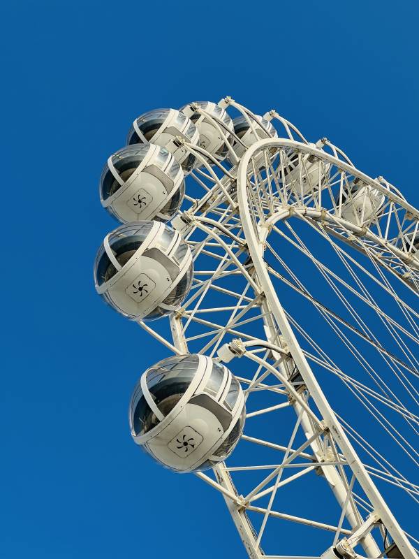 摩天輪藍天映襯-攝影圖