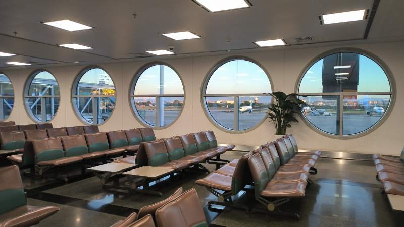 機場候機廳圓形窗景-攝影圖