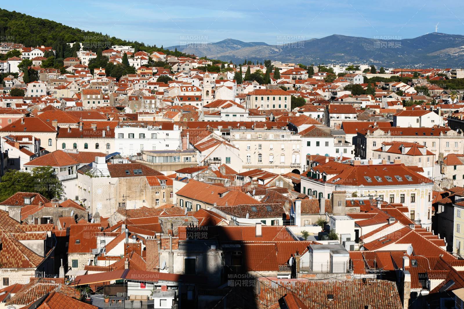 克羅地亞紅頂小鎮(zhèn)山景-攝影圖