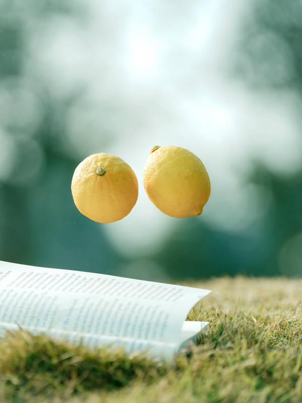 檸檬躍動書頁間-攝影圖