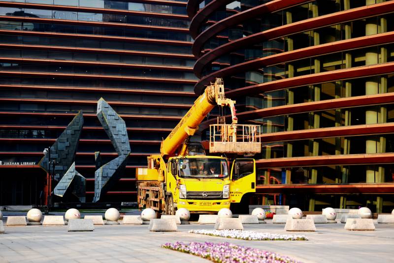 高空作業車在現代建筑前-攝影圖
