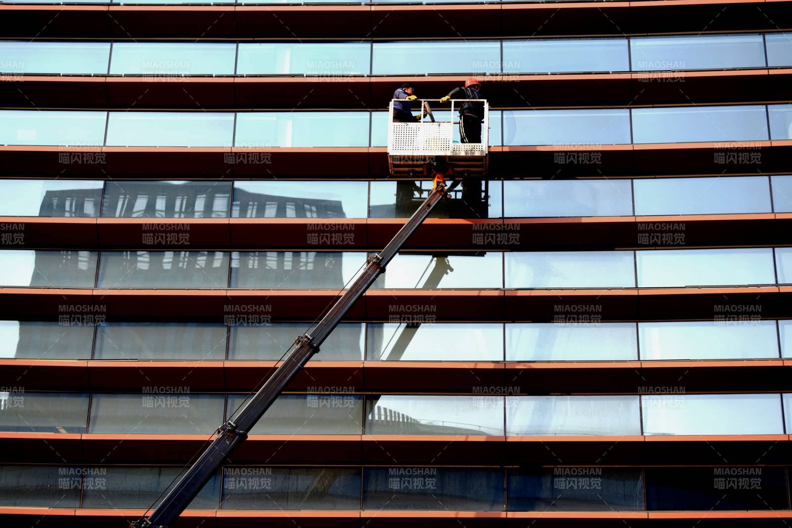 高空作業(yè)維護(hù)大樓-攝影圖