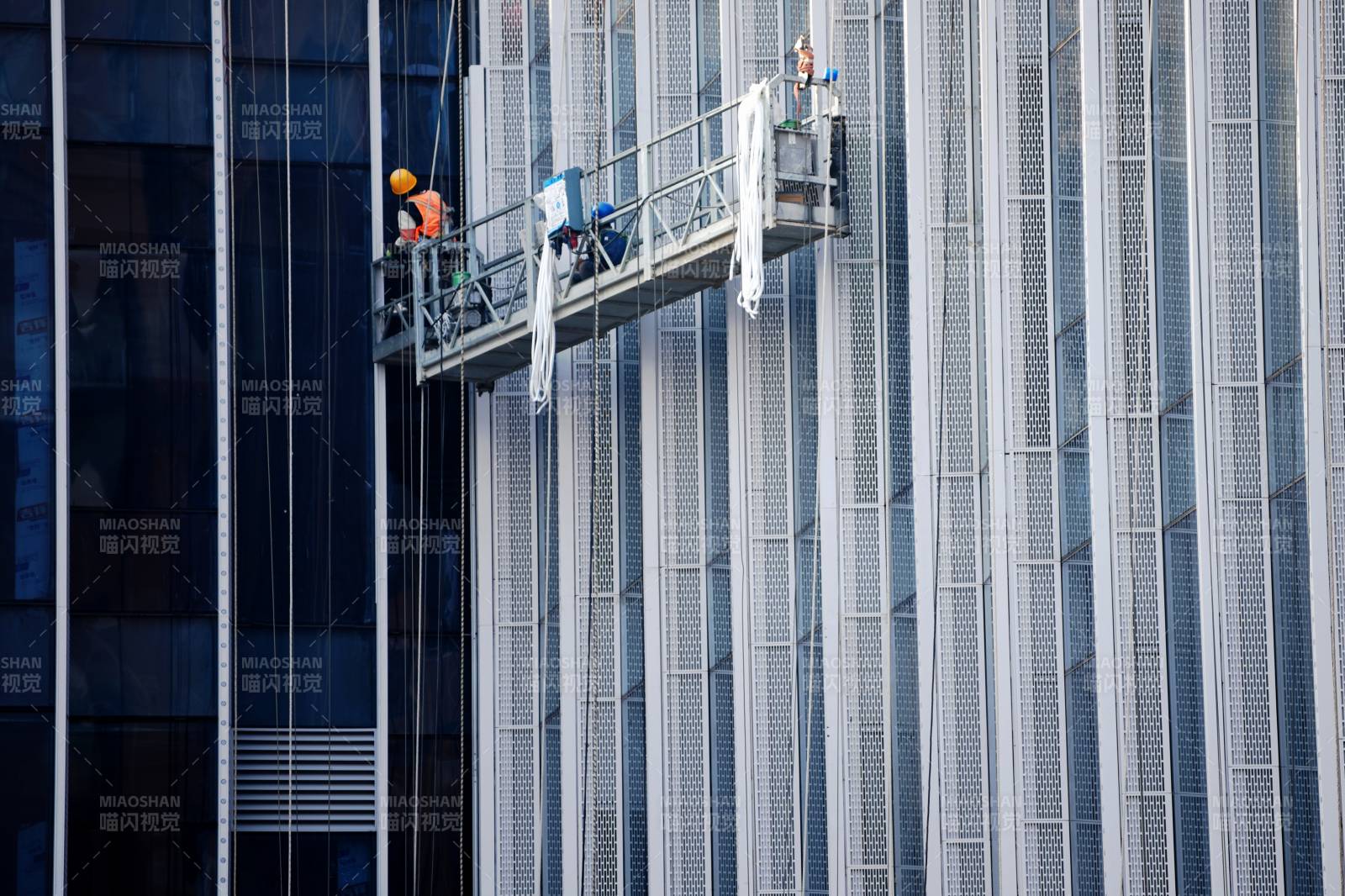 高空作業清潔大樓-攝影圖