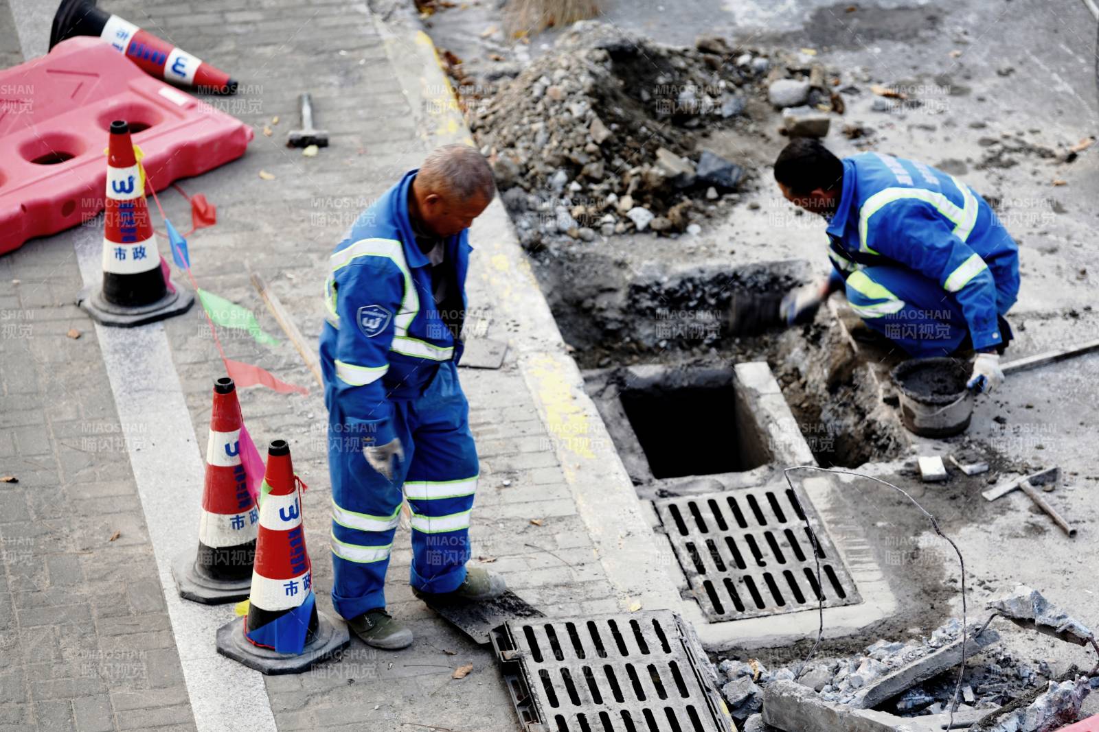 工人維修地下管道-攝影圖