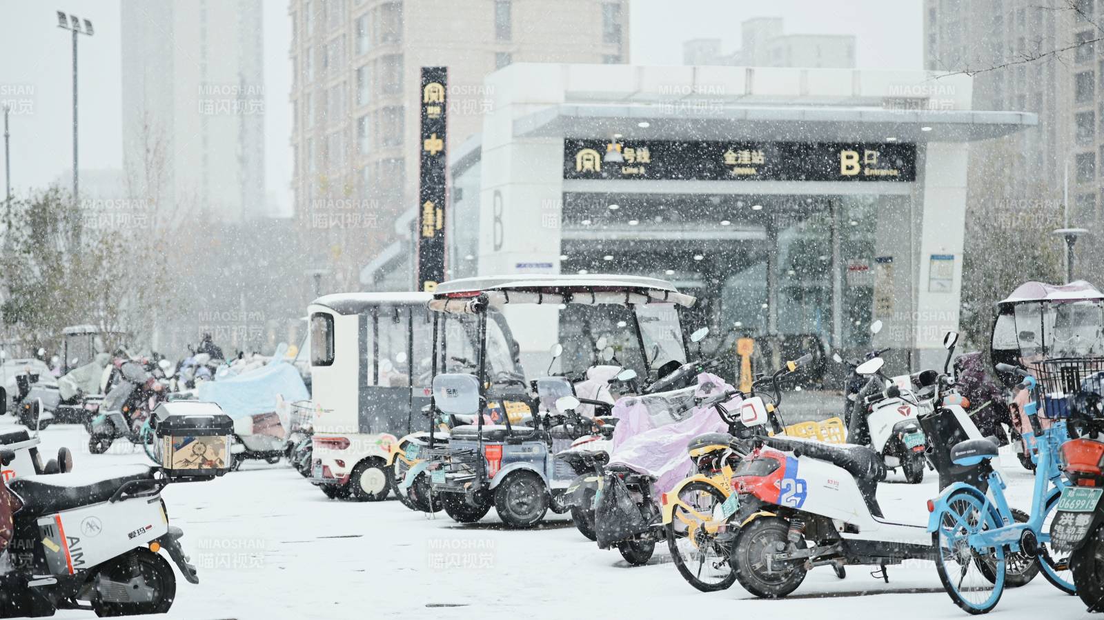 雪中地铁站口图片