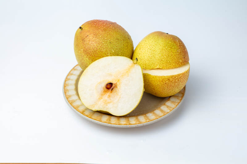 新鮮梨子切開展示-攝影圖