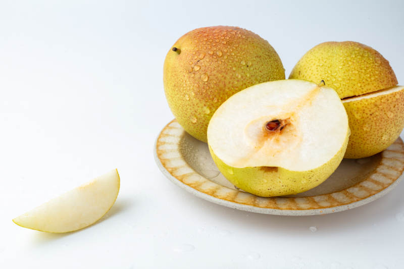 新鮮梨子切片展示-攝影圖