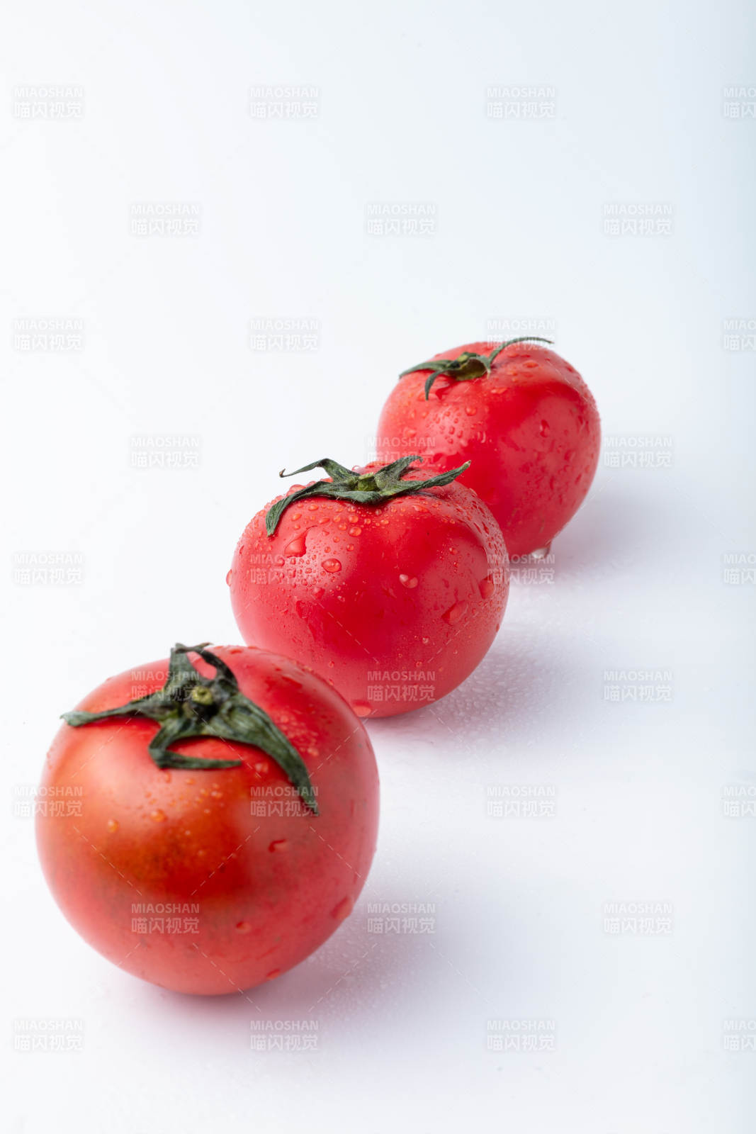 三顆紅番茄-攝影圖