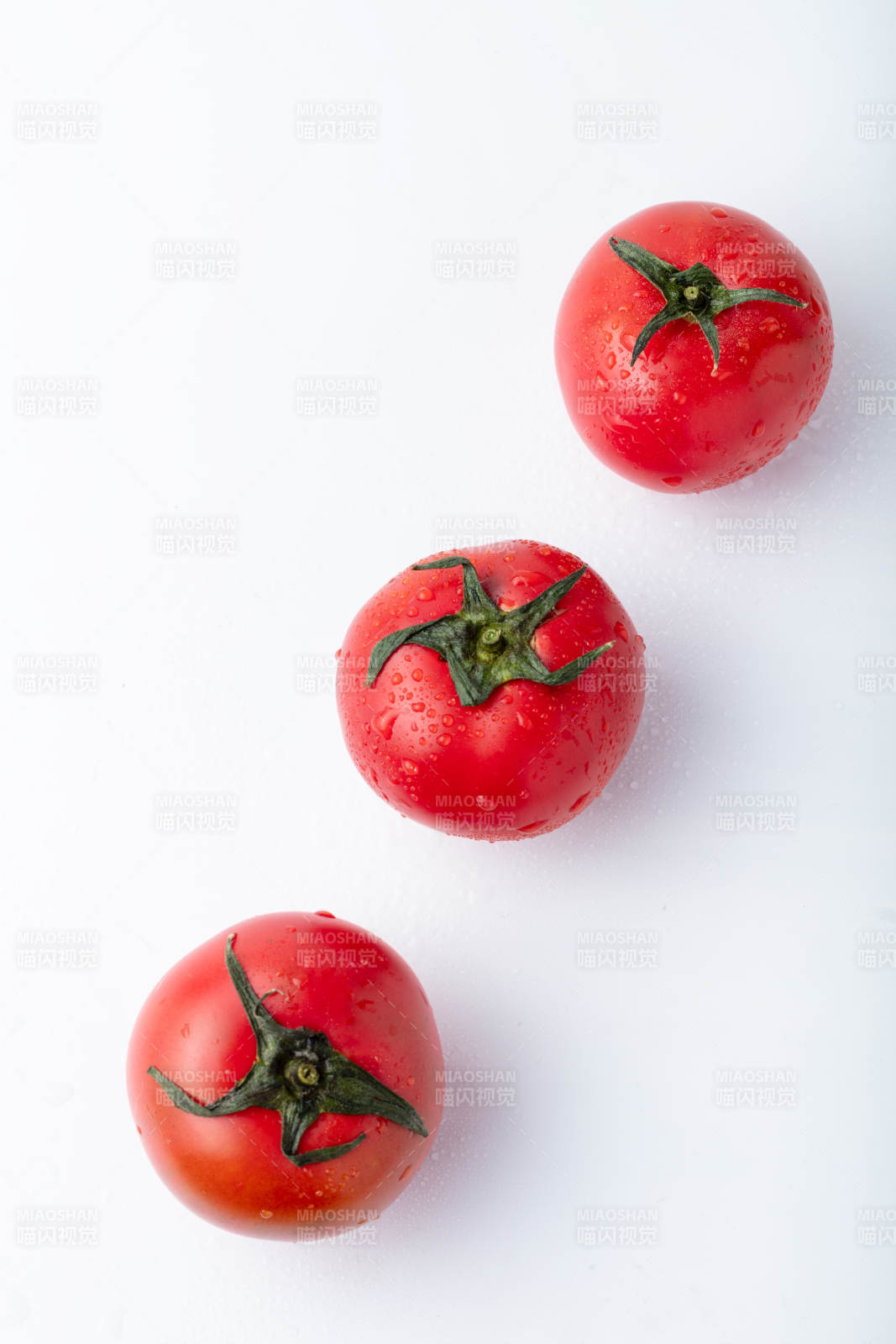 三顆紅番茄-攝影圖