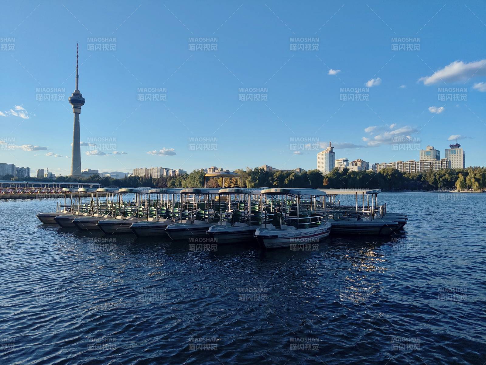 中央電視塔旁湖畔游船與塔景-攝影圖