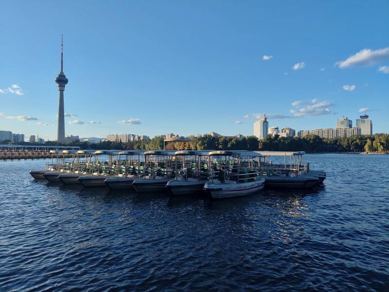 中央電視塔旁湖畔游船與塔景-攝影圖